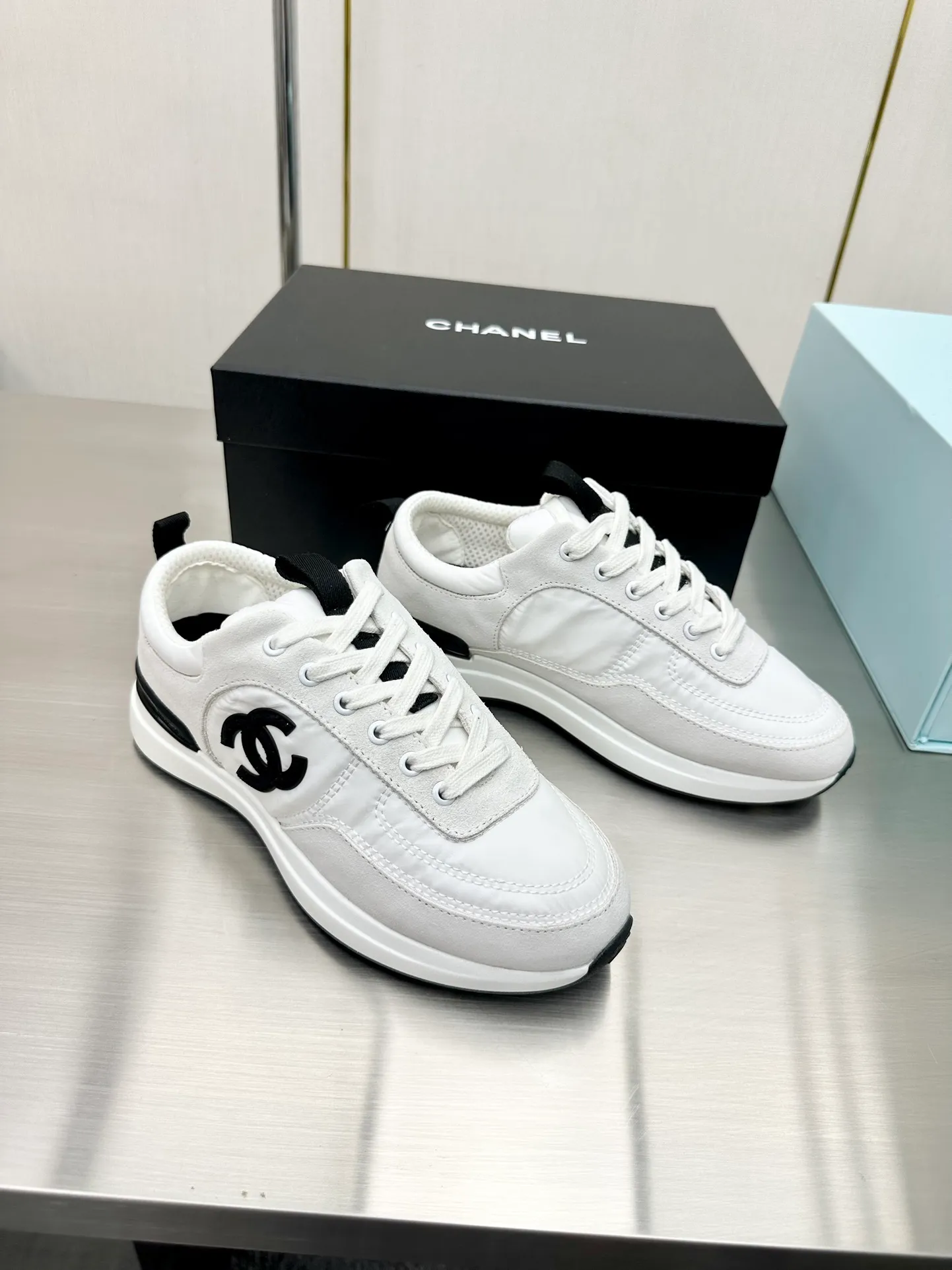 👟👟Ex-factory price 520 👟👟 CHANEL Chanel thick-soled panda sneakers Panda biscuit shoes Chanel 2023ss popular panda shoes 🐼Colorful thick-soled casual sports shoes sneakers The counter is synchronized The counter is very popular Very difficult to buy a shoe The most popular thick-soled panda shoes on the Internet It can be imagined that small fragrance control can not miss it, both appearance and comfort coexist. Simple and versatile white shoes. The thick sole increases the height and is super versatile. You can wear it with your eyes closed😍Whoever wears it will look better. Upper: calfskin. Lining: imported sheepskin lining. Outsole: T👟👟Ex-factory price U original outsole. Size: 35-40 (41 42 customized)